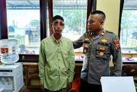 Pria berinisial H saat diamankan di Mapolsek Larangan, Pamekasan.