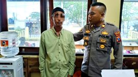 Pria berinisial H saat diamankan di Mapolsek Larangan, Pamekasan.