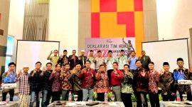 Puluhan advokat muda mendeklarasikan diri sebagai tim hukum Paslon Bupati - Wabup Berbakti di Hotel Azana Style Pamekasan.