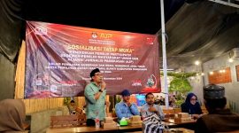 Ketua Divisi Sosialisasi, Pendidikan Pemilih, Partisipasi Masyarakat, dan Sumber Daya Manusia (Sosdiklih Parmas SDM) KPU Pamekasan, Moh. Amiruddin menyampaikan sambutan saat sosialisasi tatap muka bersama AJP dan komunitas.