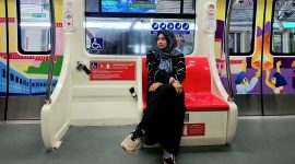Direktur Klik Madura, Sari Purwati bersantai menikmati perjalanan dalam kota menggunakan MRT di Kuala Lumpur, Malaysia, November 2024. (FOTO: DOK. PRIBADI)