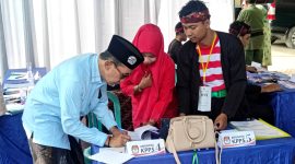 Calon Bupati Pamekasan periode 2024-2029 KH. Kholilurrahman saat hendak mencoblos di TPS 01 Desa Panempan, Kecamatan Kota Pamekasan.