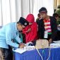 Calon Bupati Pamekasan periode 2024-2029 KH. Kholilurrahman saat hendak mencoblos di TPS 01 Desa Panempan, Kecamatan Kota Pamekasan.