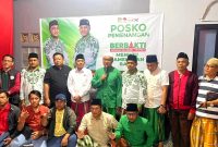 RKH. Muhammad Baqir Aminatullah (pegang mik) didampingi Taufadi dan tim pemenangan menyampaikan keterangan pers usai deklarasi kemenangan.
