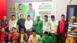 RKH. Muhammad Baqir Aminatullah (pegang mik) didampingi Taufadi dan tim pemenangan menyampaikan keterangan pers usai deklarasi kemenangan.