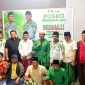 RKH. Muhammad Baqir Aminatullah (pegang mik) didampingi Taufadi dan tim pemenangan menyampaikan keterangan pers usai deklarasi kemenangan.