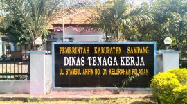 Kantor Dinas Tenaga Kerja Kabupaten Sampang di Jalan Syamsul Arifin, Nomor 01, Kelurahan Polagan, Kecamatan Kota Sampang.
