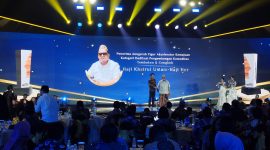Ketum P4TM H. Khairul Umam saat menerima penghargaan Detikjatim Award 2024 di Grand Ballroom Dyandra Convention Center, Surabaya Senin (25/11) Malam.