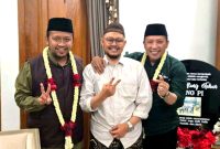 Paslon Jimad Sakteh bersama pendukung foto pose dua jari usai deklarasi kemenangan.