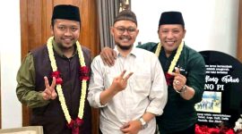 Paslon Jimad Sakteh bersama pendukung foto pose dua jari usai deklarasi kemenangan.