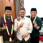 Paslon Jimad Sakteh bersama pendukung foto pose dua jari usai deklarasi kemenangan.