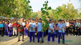 Pengasuh TMI Al-Amien Prenduan KH. Dr. Ghozi Mubarok, M.A (tengah) bersiap menanam pohon trembesi.