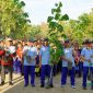 Pengasuh TMI Al-Amien Prenduan KH. Dr. Ghozi Mubarok, M.A (tengah) bersiap menanam pohon trembesi.