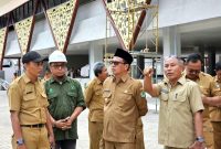 Kadisperindag Pamekasan Akhmad Basri Yulianto (paling kanan) mendampingi Pj Bupati Pamekasan Masrukin meninjau Pasar Kolpajung beberapa waktu lalu. (SUMBER FOTO: DISPERINDAG PAMEKASAN)