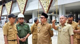 Kadisperindag Pamekasan Akhmad Basri Yulianto (paling kanan) mendampingi Pj Bupati Pamekasan Masrukin meninjau Pasar Kolpajung beberapa waktu lalu. (SUMBER FOTO: DISPERINDAG PAMEKASAN)