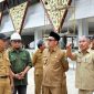 Kadisperindag Pamekasan Akhmad Basri Yulianto (paling kanan) mendampingi Pj Bupati Pamekasan Masrukin meninjau Pasar Kolpajung beberapa waktu lalu. (SUMBER FOTO: DISPERINDAG PAMEKASAN)