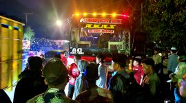 Puluhan warga melihat kondisi bus AKAS yang mengalami rem blong di Blega, Bangkalan.