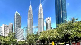 BERSIH: Lokasi KLCC Park terlihat sangat bersih tanpa sampah meski tidak ada satu pun tempat sampah. (DOK PRIBADI SARI PURWATI)