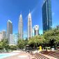 BERSIH: Lokasi KLCC Park terlihat sangat bersih tanpa sampah meski tidak ada satu pun tempat sampah. (DOK PRIBADI SARI PURWATI)