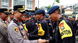 Wakapolres Pamekasan Kompol Andy Purnomo bersalaman dengan salah satu personel Satbrimob Polda Jatim usai pelepasan di halaman Mapolres Pamekasan.