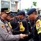 Wakapolres Pamekasan Kompol Andy Purnomo bersalaman dengan salah satu personel Satbrimob Polda Jatim usai pelepasan di halaman Mapolres Pamekasan.