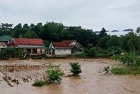 Kondisi luapan air sungai di Desa Ragang, Kecamatan Waru, Pamekasan setelah diterjang hujan deras.