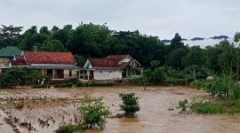 Kondisi luapan air sungai di Desa Ragang, Kecamatan Waru, Pamekasan setelah diterjang hujan deras.