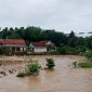 Kondisi luapan air sungai di Desa Ragang, Kecamatan Waru, Pamekasan setelah diterjang hujan deras.