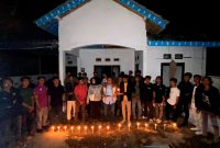 Pengurus HMI Cabang Bangkalan menyalakan lilin sebagai tanda ikut berbelasungkawa atas kejadian yang menimpa EJ, mahasiswi Fakultas Pertanian yang dibunuh secara keji oleh pacarnya.