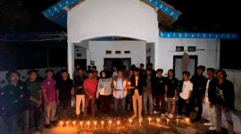 Pengurus HMI Cabang Bangkalan menyalakan lilin sebagai tanda ikut berbelasungkawa atas kejadian yang menimpa EJ, mahasiswi Fakultas Pertanian yang dibunuh secara keji oleh pacarnya.