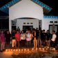 Pengurus HMI Cabang Bangkalan menyalakan lilin sebagai tanda ikut berbelasungkawa atas kejadian yang menimpa EJ, mahasiswi Fakultas Pertanian yang dibunuh secara keji oleh pacarnya.