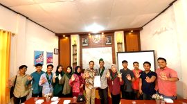 HMI Komisariat Hukum UTM foto bersama perwakilan Dinas Pemberdayaan Perempuan, Perlindungan Anak, Pengendalian Penduduk dan KB (P3AP2KB) Bangkalan, Kamis (5/12/2024).