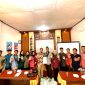HMI Komisariat Hukum UTM foto bersama perwakilan Dinas Pemberdayaan Perempuan, Perlindungan Anak, Pengendalian Penduduk dan KB (P3AP2KB) Bangkalan, Kamis (5/12/2024).
