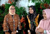 Menteri Pemberdayaan Perempuan dan Pemberdayaan Anak (PPPA) RI Arifatul Choiri Fauzi bersama Direktur Klik Madura dan Ketua PAC Muslimat NU Kecamatan Batumarmar Nyai Hafsoh Masduki di Ponpes Assyafiiyah, Tamberu Agung, Pamekasan.