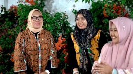 Menteri Pemberdayaan Perempuan dan Pemberdayaan Anak (PPPA) RI Arifatul Choiri Fauzi bersama Direktur Klik Madura dan Ketua PAC Muslimat NU Kecamatan Batumarmar Nyai Hafsoh Masduki di Ponpes Assyafiiyah, Tamberu Agung, Pamekasan.