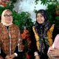Menteri Pemberdayaan Perempuan dan Pemberdayaan Anak (PPPA) RI Arifatul Choiri Fauzi bersama Direktur Klik Madura dan Ketua PAC Muslimat NU Kecamatan Batumarmar Nyai Hafsoh Masduki di Ponpes Assyafiiyah, Tamberu Agung, Pamekasan.