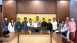 Formateur Ketua HMI Cabang Bangkalan Kresna Bayu menyerahkan berkas tuntutan kepada Kapolres Bangkalan AKBP Febri Isman Jaya.