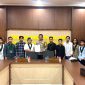 Formateur Ketua HMI Cabang Bangkalan Kresna Bayu menyerahkan berkas tuntutan kepada Kapolres Bangkalan AKBP Febri Isman Jaya.
