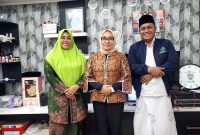 Wabup Pamekasan Terpilih H. Sukriyanto ditemani tercintanya foto bersama Menteri Pemberdayaan Perempuan dan Pemberdayaan Anak (PPPA) Arifatul Choiri Fauzi.