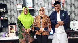 Wabup Pamekasan Terpilih H. Sukriyanto ditemani tercintanya foto bersama Menteri Pemberdayaan Perempuan dan Pemberdayaan Anak (PPPA) Arifatul Choiri Fauzi.