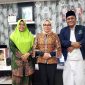 Wabup Pamekasan Terpilih H. Sukriyanto ditemani tercintanya foto bersama Menteri Pemberdayaan Perempuan dan Pemberdayaan Anak (PPPA) Arifatul Choiri Fauzi.