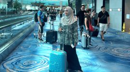 Direktur Klik Madura Sari Purwati berada di pelataran Bandara Udara Internasional Changi, Singapura.
