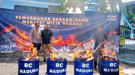 Personel Kantor Bea Cukai Madura saat memusnahkan puluhan juta batang rokok ilegal di halaman KPPN Pamekasan.