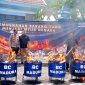 Personel Kantor Bea Cukai Madura saat memusnahkan puluhan juta batang rokok ilegal di halaman KPPN Pamekasan.