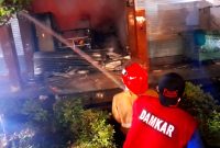 Tim pemadam kebakaran berjibaku memadamkan api yang melalap kantin RSUD Smart Pamekasan.