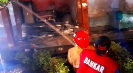 Tim pemadam kebakaran berjibaku memadamkan api yang melalap kantin RSUD Smart Pamekasan.