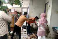 Kapolsek Pamekasan AKP  Muh Syaiful Bahri Maulana, S.Sos, M.H bersama tim saat mengidentifikasi mayat di Desa Laden, Kecamatan Kota Pamekasan.