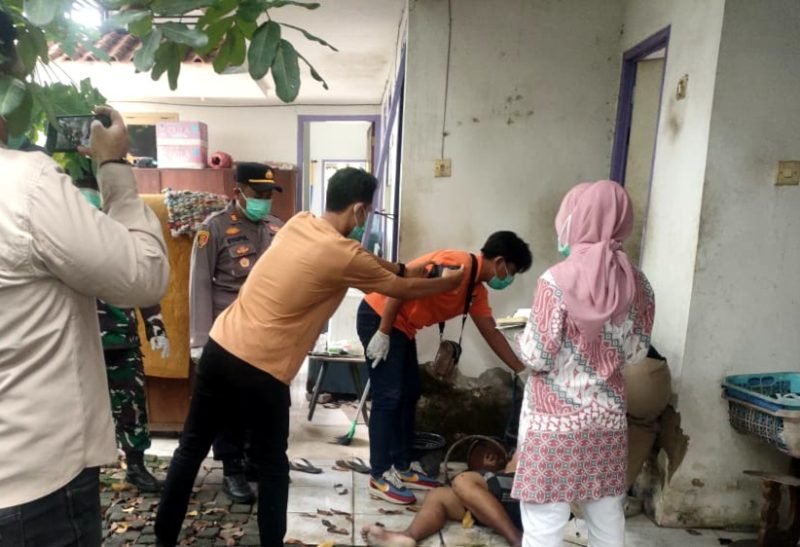 Kapolsek Pamekasan AKP  Muh Syaiful Bahri Maulana, S.Sos, M.H bersama tim saat mengidentifikasi mayat di Desa Laden, Kecamatan Kota Pamekasan.