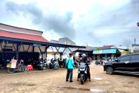 Pengendara sepeda motor keluar dari halaman Kantor KB Samsat Pamekasan. (FOTO: MOH. IQBALUL KHAVEI MZ / KLIKMADURA)