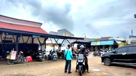 Pengendara sepeda motor keluar dari halaman Kantor KB Samsat Pamekasan. (FOTO: MOH. IQBALUL KHAVEI MZ / KLIKMADURA)